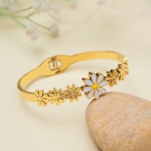Daisy Bloom Bangle 🌼